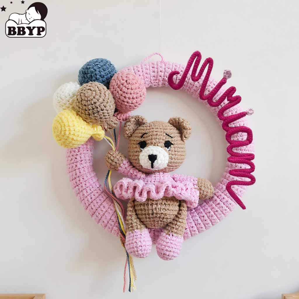 Baby Nursery Artwork - Персонализированный вязаный крючком венок с медведем